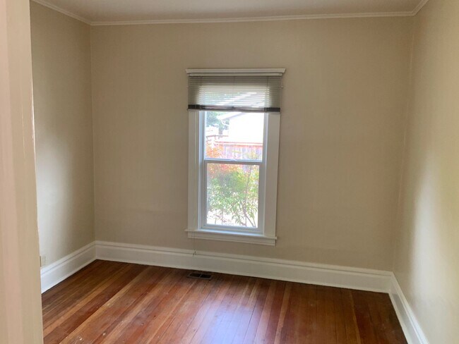 Building Photo - 2 Bedroom Unit in Triplex Near Downtown and Campus