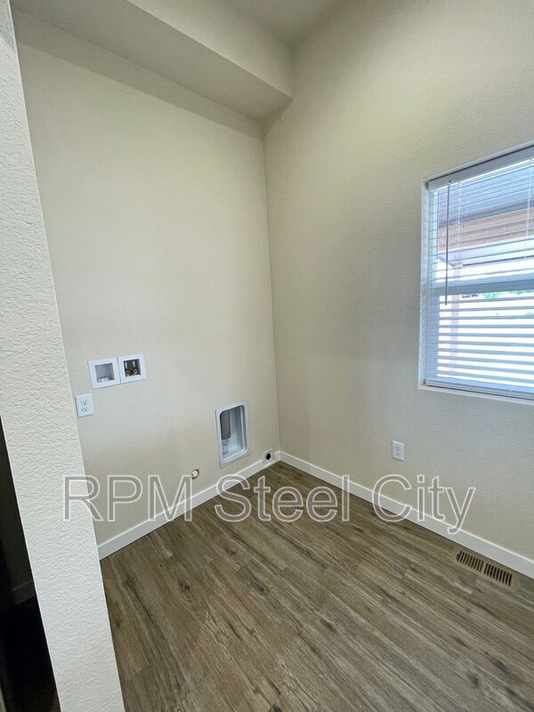 Building Photo - 751 E Laporte Dr