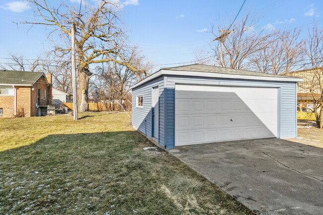 Building Photo - 922 E 155th St