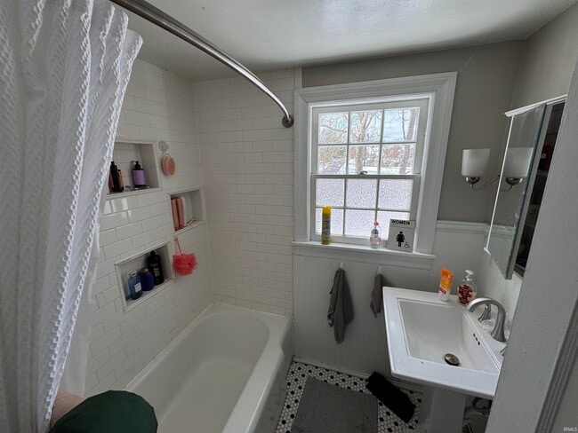 Building Photo - 526 S Mitchell St