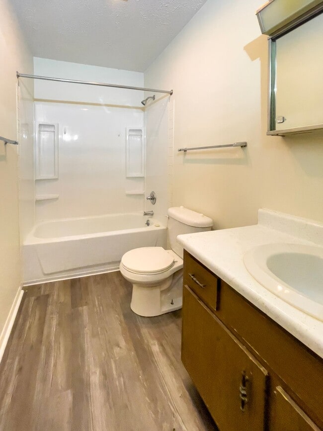 Building Photo - Spacious Ground Floor 2 Bed with Screened Porch!