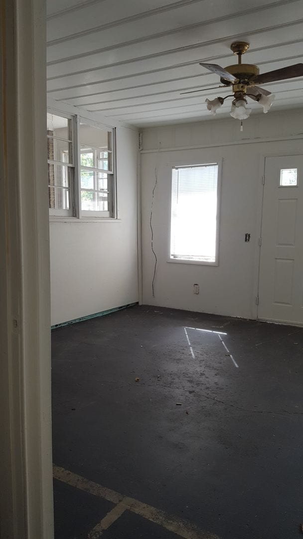 Building Photo - Spacious 3 bedroom and 1 bathroom