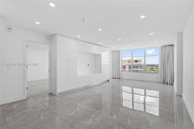 Building Photo - 4101 Pine Tree Dr