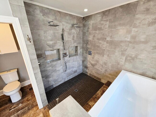 Building Photo - Charming Brick Home for Rent in Burlington