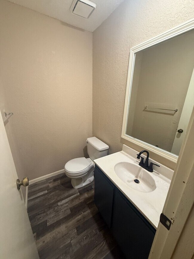 Building Photo - 708-710 SW 37th St Duplex