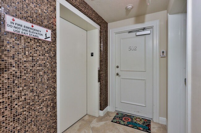 Building Photo - Oceanfront Condo 2 bed/ 2ba Beautifully Decorated and Furnished