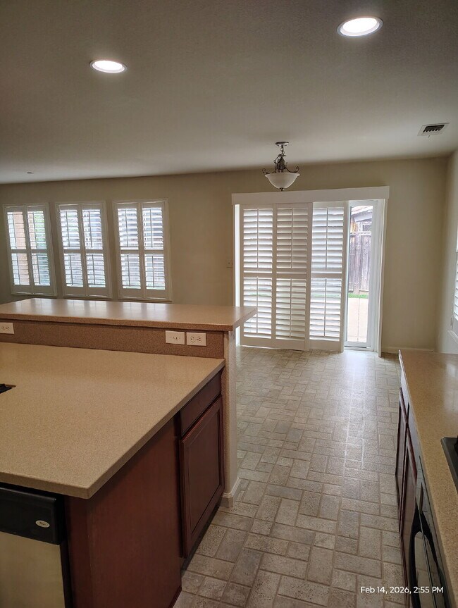 Building Photo - Bonus Office/Den, New Flooring, New Appliance, White Plantation Shutters throughout, Landscaped y...