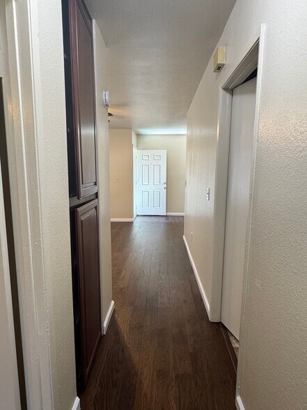 Building Photo - 3707 Hilltop Dr