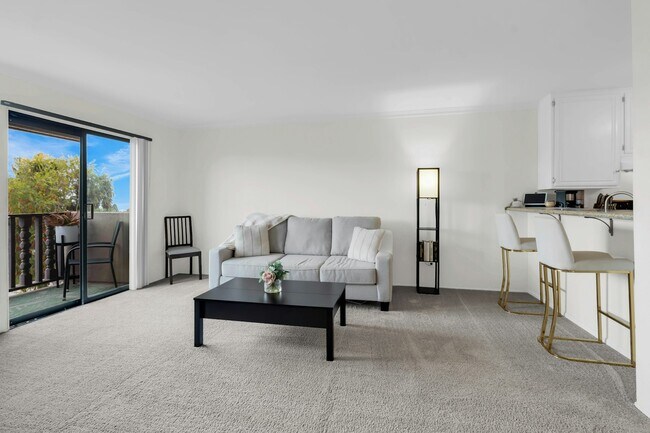 Building Photo - 6924 Hyde Park Dr