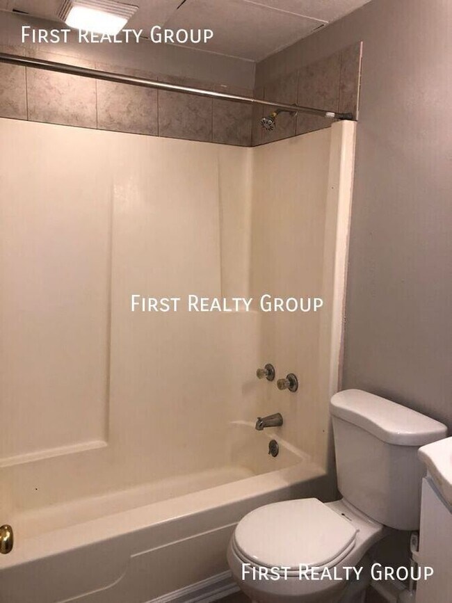 Building Photo - 140 E Market St