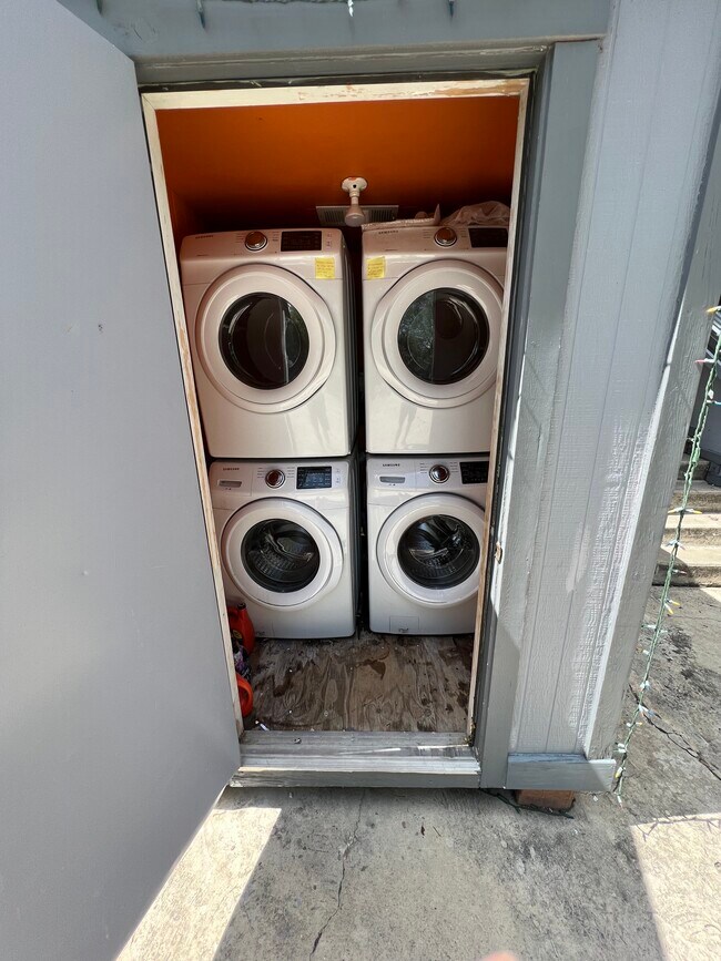 Building Photo - Huisache