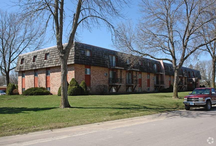Building Photo - Four Seasons Apartments