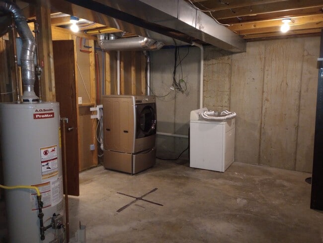 Building Photo - Three bedroom two bathroom twin home