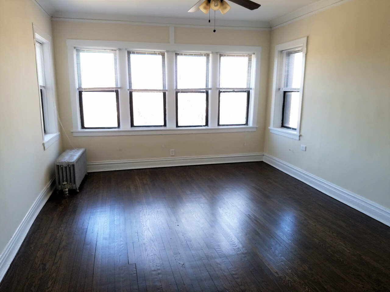Building Photo - 3600 W Sunnyside Ave