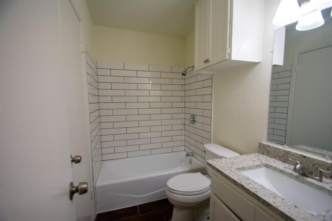 Building Photo - 2107 Mistletoe Ave