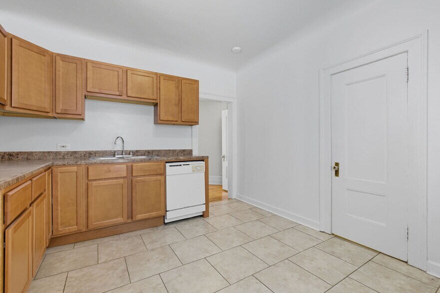 Building Photo - 3939 N Pine Grove Ave
