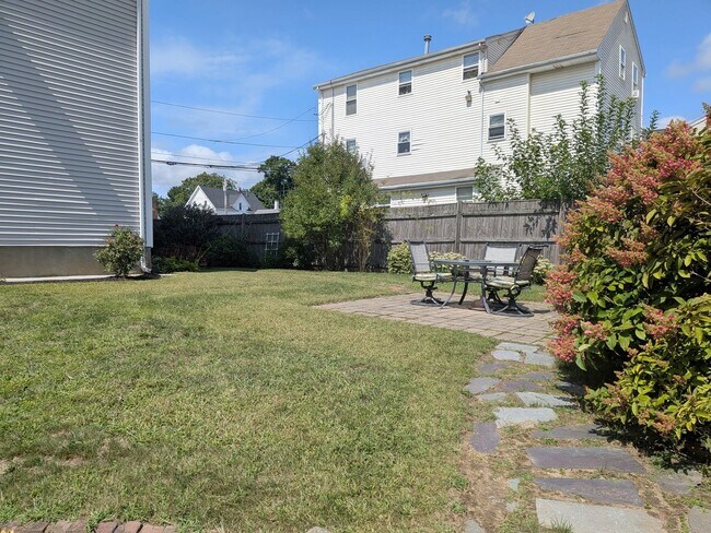 Building Photo - 146 Pine St