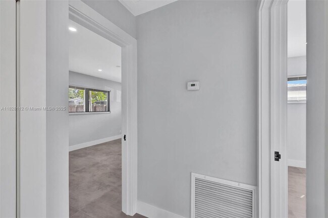 Building Photo - 4840 NE 5th Ave