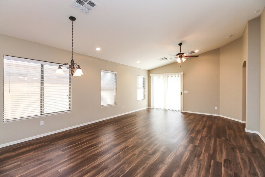 Building Photo - 3275 W Sunshine Butte Dr