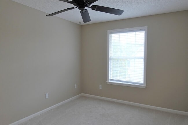 Building Photo - 205 Pelham Square Way