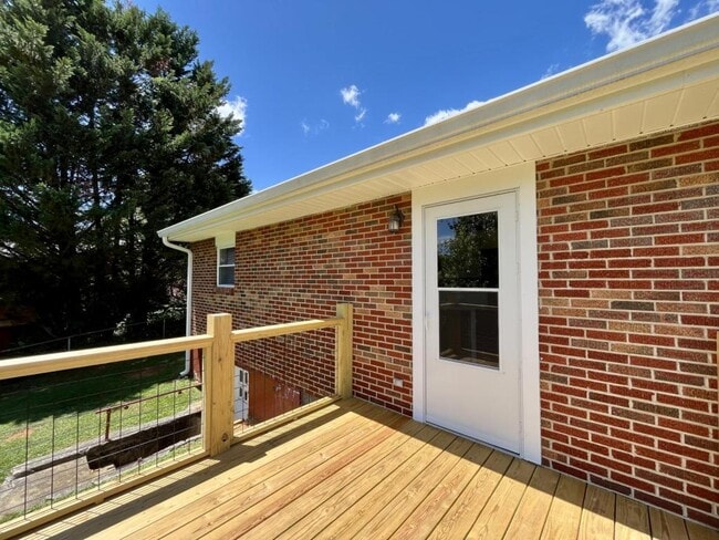 Building Photo - 102 York Dr