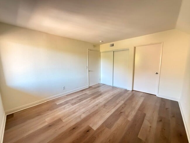 Building Photo - Spacious 2 Bedroom 2 Bathroom Condo with Large Balcony in Mission Valley