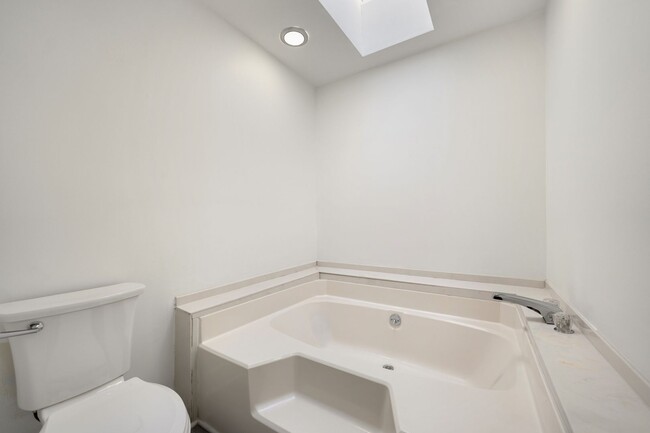 Building Photo - 2 bed 2 bath Recently Renovated Condo Loca...