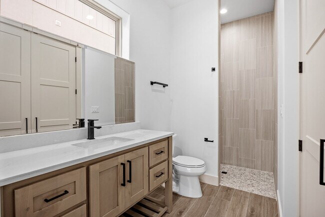 Building Photo - 2 Pinnacle Club Dr