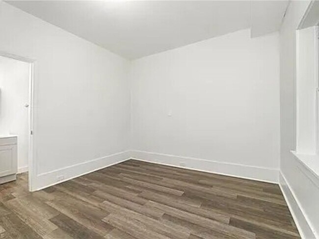 Building Photo - Charming Fully Renovated Cottage Minutes from Downtown!