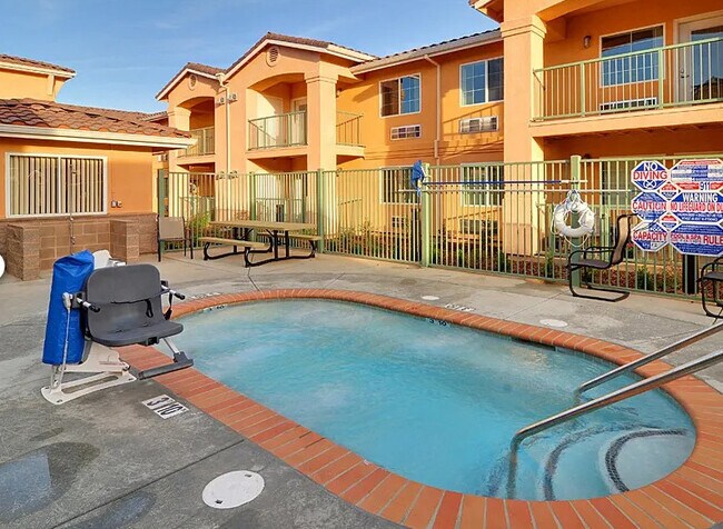 Building Photo - Seasons at Anderson