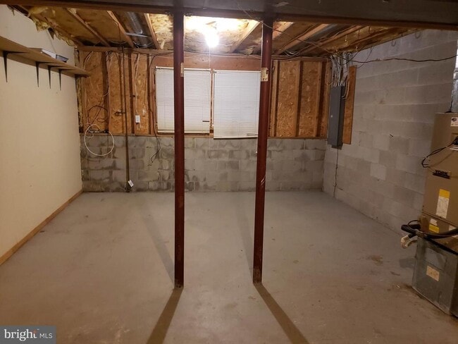 Building Photo - 724 Hillcrest Dr