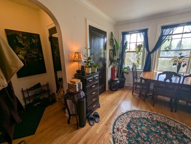 Building Photo - Newly Renovated 1 Bedroom in Rogers Park/L...