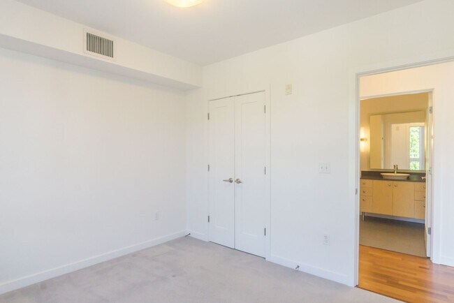 Building Photo - 2Bd/2Ba Seattle Condo