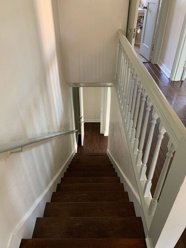 Building Photo - CUTE Side-by-Side 2 Story Duplex
