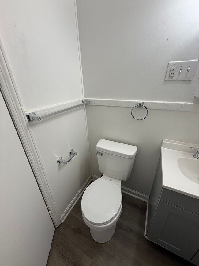 Building Photo - 605 Betty St