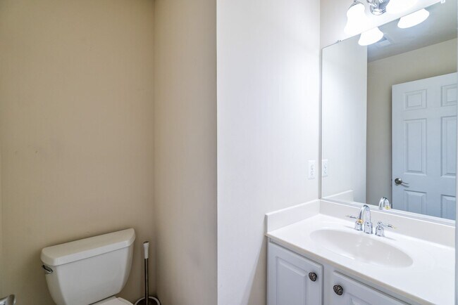 Building Photo - Bright And Spacious 3 Bed 2.5 Bath End-Uni...