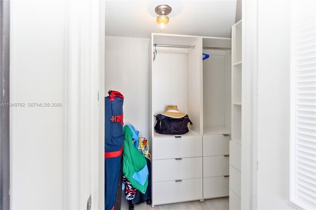 Building Photo - 100 Lincoln Rd