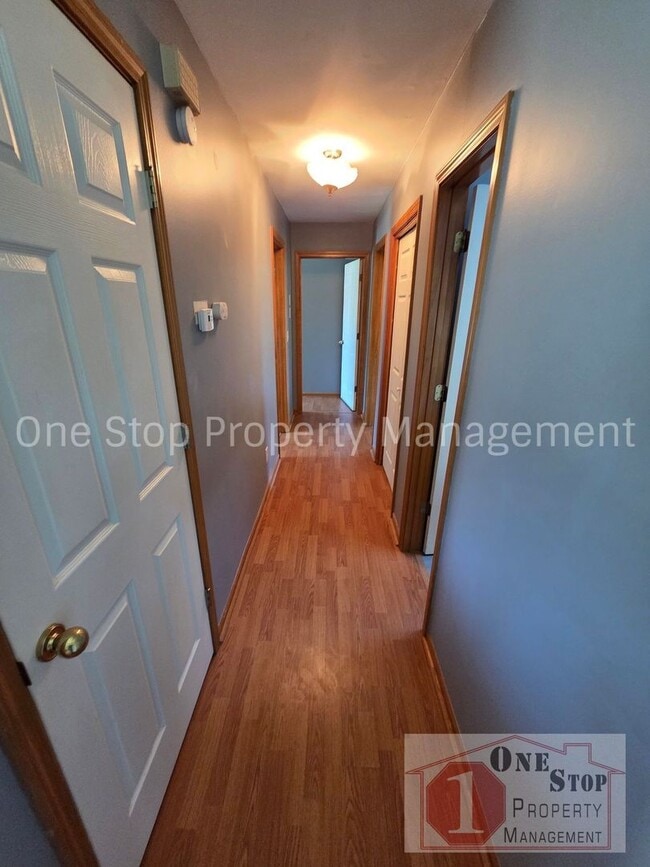 Building Photo - Charming Split Level 3 Bedroom Home in Kansas City!