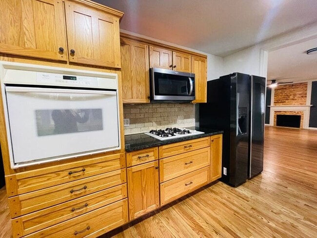 Building Photo - 2010 W 95th St