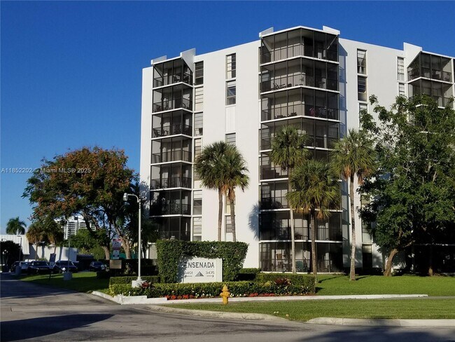 Building Photo - 3475 N Country Club Dr