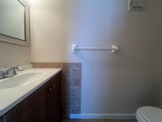 Building Photo - Renovated Beautiful 2 Bed 1.5 Bath Townhom...