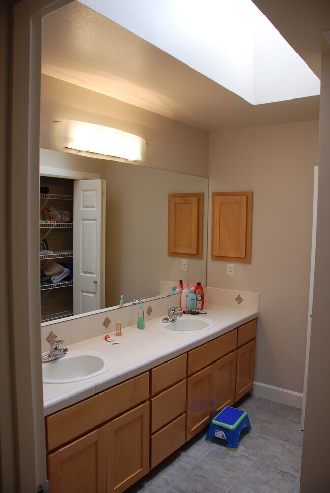 Building Photo - 20522 NE 23rd Ct