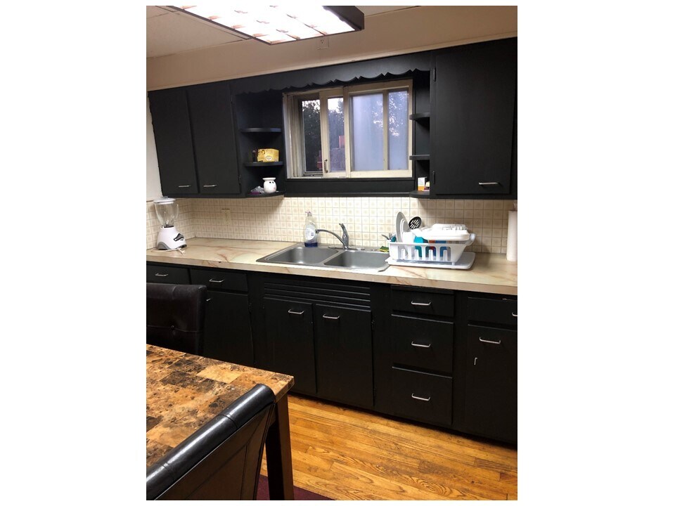 kitchen - 419 N 2nd St