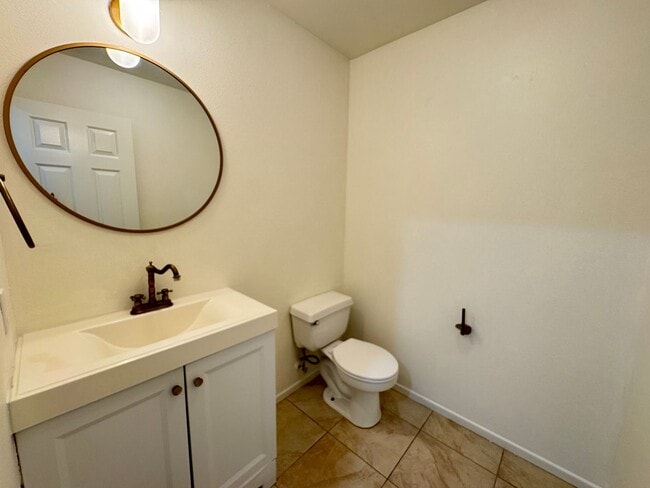 Building Photo - Beautiful 2Bd/2.5Ba Townhome in Rancho Santa Margarita w/2 Car Garage!