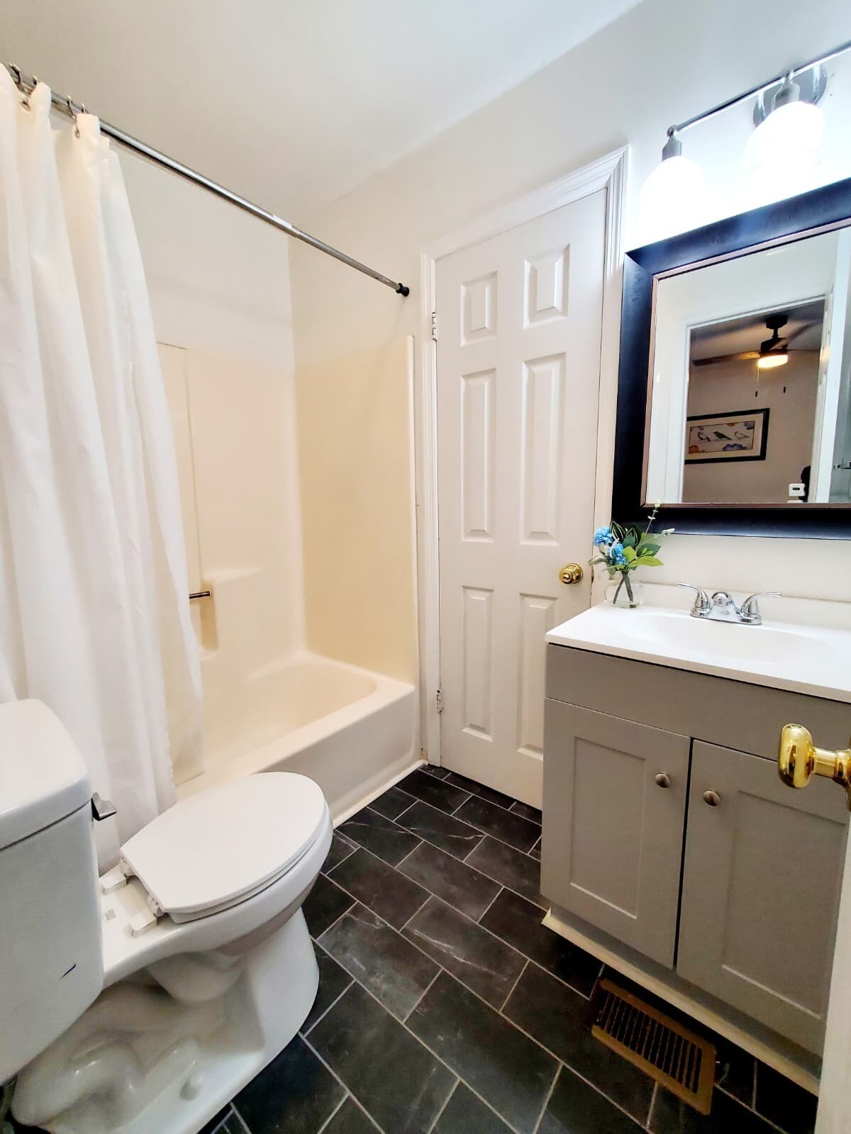 Full Bath w/ Tub - 2039 Rondo St