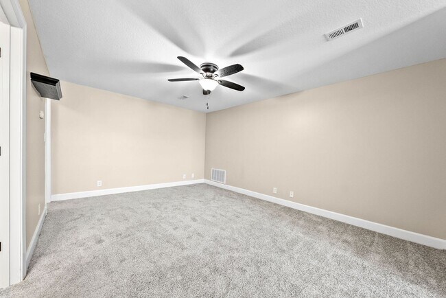 Building Photo - Pet Friendly Three Bedroom with Bonus!