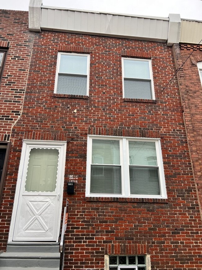 Building Photo - Gorgeous 3b/1b House in South Philly! Section 8 Accepted