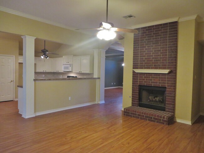 Building Photo - 3 Bedroom 2 Bathroom Parkview Estates Home