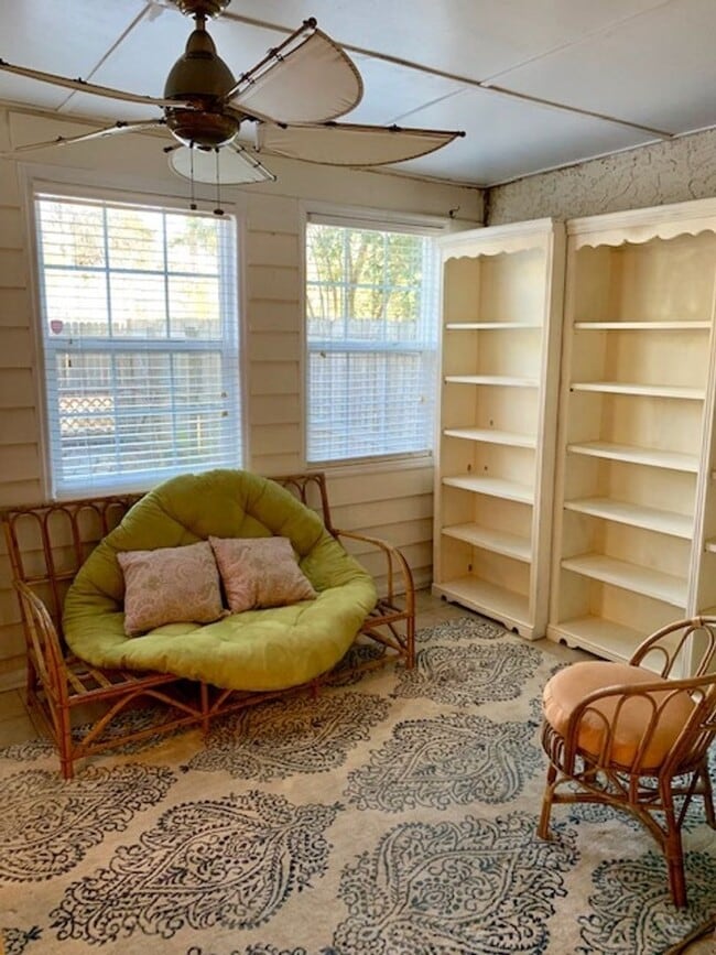 Building Photo - Convenient 3-Bed, 2.5-Bath James Island Co...