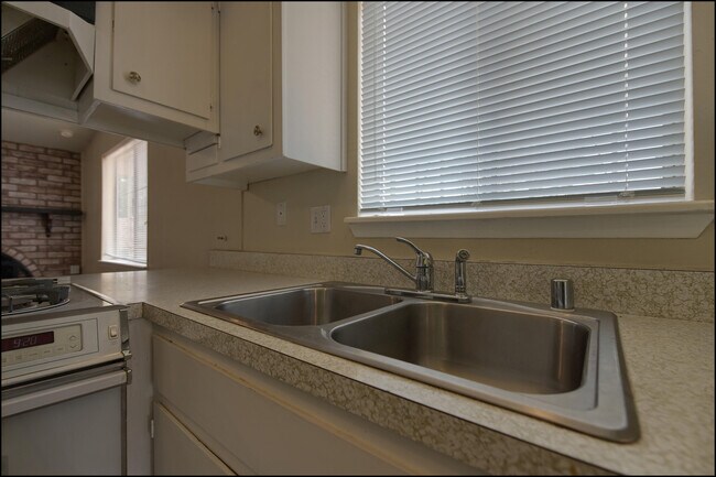 Building Photo - 4109 Roxbury Dr